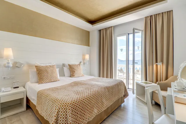 غرفة بسرير مزدوج بإطلالة على البحر بشرفة، Hotel Illa D Or And Illa D Or Club Apartments 1/4