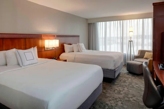 غرفة بسريرين كوين، COURTYARD BY MARRIOTT LOGAN AIRPORT 1/2