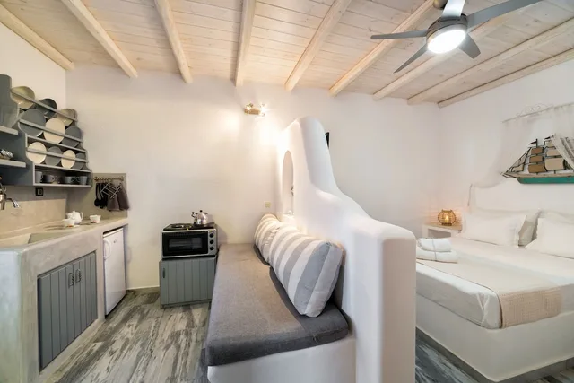 جناح استوديو بسرير مزدوج وسرير فردي بإطلالة جزئية على البحر، Blue Waves Suites & Apartments - To Kyma 5/10