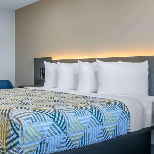 Room, King Bed, Motel6 Willows, CA 4/6