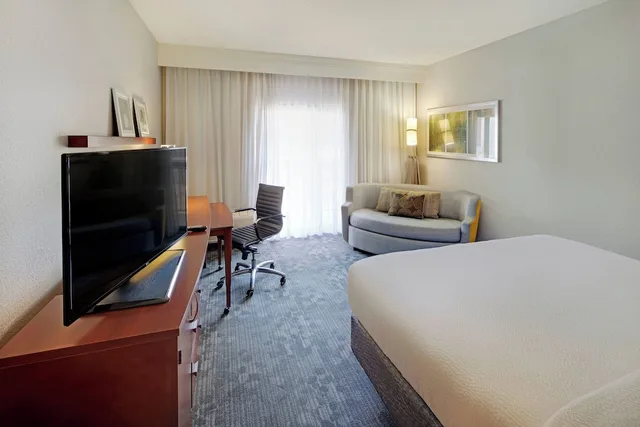 غرفة بسرير كينج، Courtyard Atlanta Norcross/Peachtree Corners 2/3