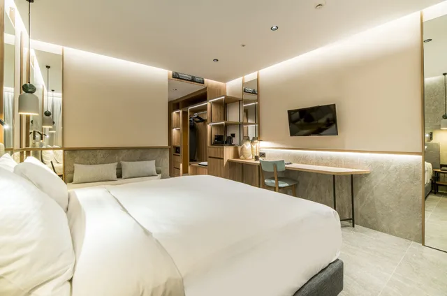 غرفة كلاسيكية بسرير مزدوج وسرير فردي بإطلالة على البحر بمسبح خاص، King Minos Retreat Resort and Spa 10/10
