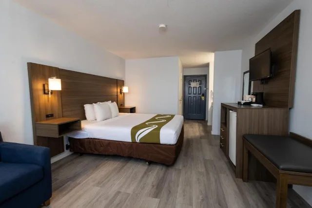 غرفة بسرير كينج مع أريكة، Quality Inn & Suites Tulare CA 4/9