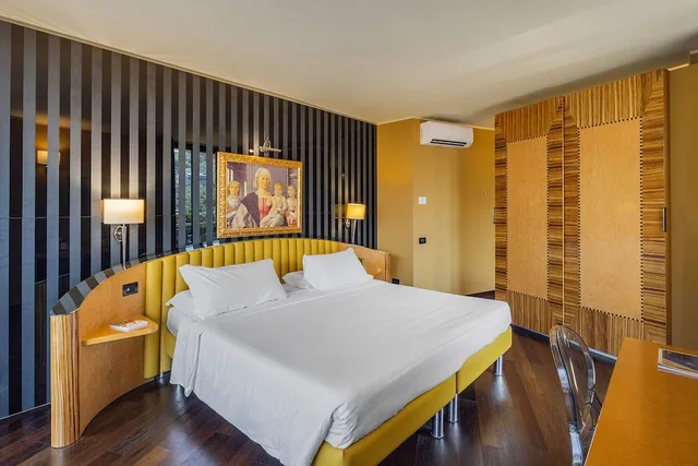 جناح جونيور بسرير كوين بإطلالة على البحيرة بشرفة، Hotel Garda 5/10