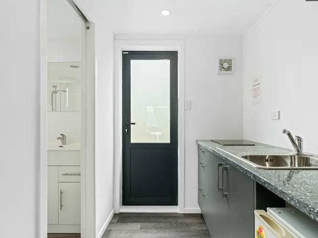شقة ديلوكس بسريرين منفصلين وسرير كوين بإطلالة على البحيرة بغرفة نوم واحدة مع أريكة، Queenstown Motel Apartments 10/10
