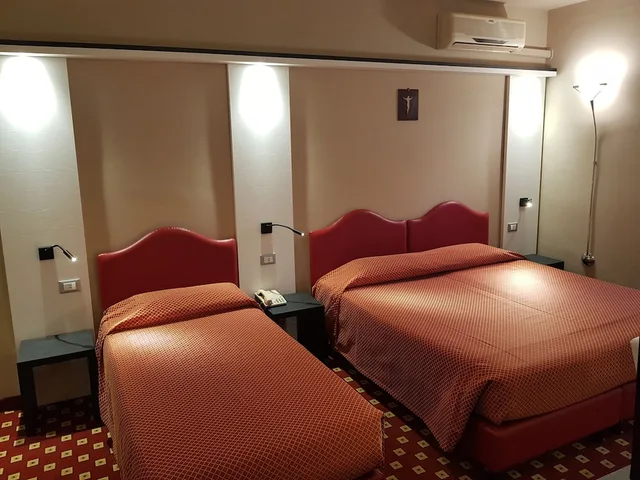 غرفة ثلاثية بثلاثة أسرّة، Hotel Diana 1/2