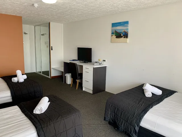 Family, 1 Single and 2 Queen Beds، Outrigger Resort 2/7