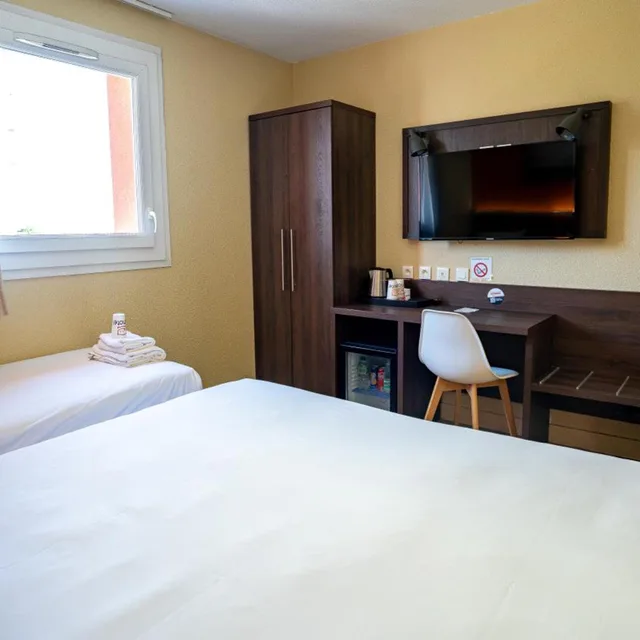 غرفة ثلاثية بسرير كوين، Comfort Hotel Clermont Saint-Jacques 4/9