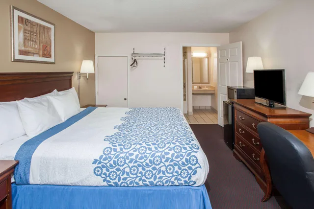 غرفة بسرير كينج، Days Inn by Wyndham Fort Wayne 1/8
