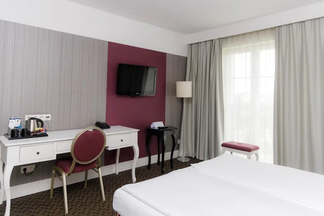 Room, Double Bed, Balcony, Lamberton Hotel 6/9