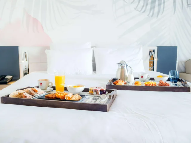 Riviera, Superior, Queen Bed, Garden Side, Sofa، Novotel Monte Carlo 2/4