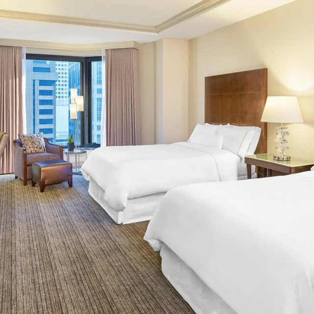 غرفة تقليدية بسريرين مزدوجين بحوض استحمام لذوي الإعاقة، Westin Chicago River North 1/6