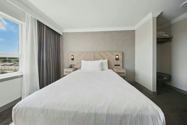 جناح بسرير كوين مع أريكة بمطبخ صغير، Sandman Hotel Red Deer 2/4