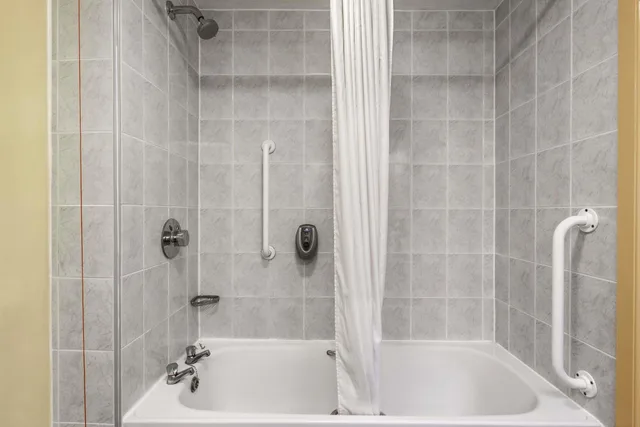 غرفة بسرير مزدوج وسرير فردي، Days Inn by Wyndham Watford Gap 3/4