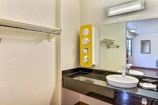 غرفة قياسية بسرير كوين، Motel6 Fremont, CA – North 7/9