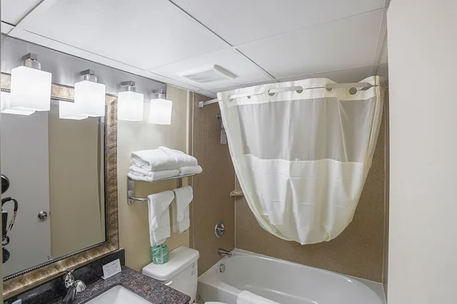 غرفة بريميوم بسريرين كوين، Quality Inn & Suites Cincinnati Downtown Area 9/9