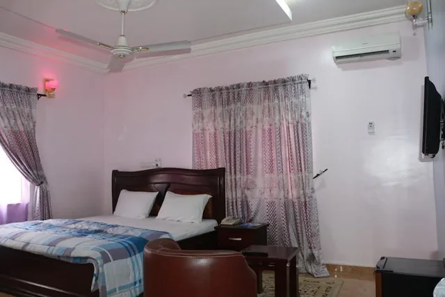 غرفة ديلوكس بسرير كوين، EMROSY HOTELS AND SUITES 1/5
