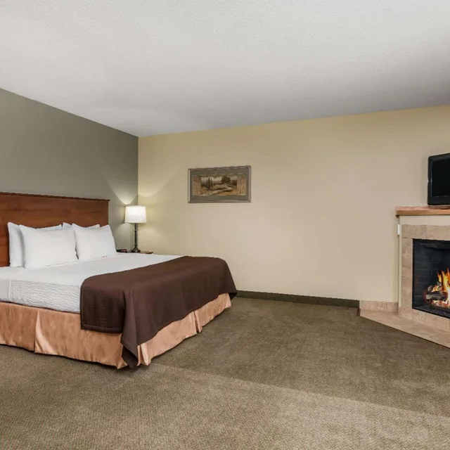 جناح بسرير كينج بغرفة نوم واحدة، AmericInn by Wyndham Newton 2/8