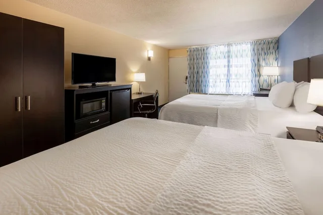 غرفة بسريرين كوين للمدخنين، Days Inn by Wyndham Charles Town/Harpers Ferry 1/6