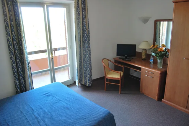 1 Bedroom, Classic, Triple, 1 Double and 1 Single Bed, Partial Lake View، Hotel Villaggio Il Gabbiano 1/1