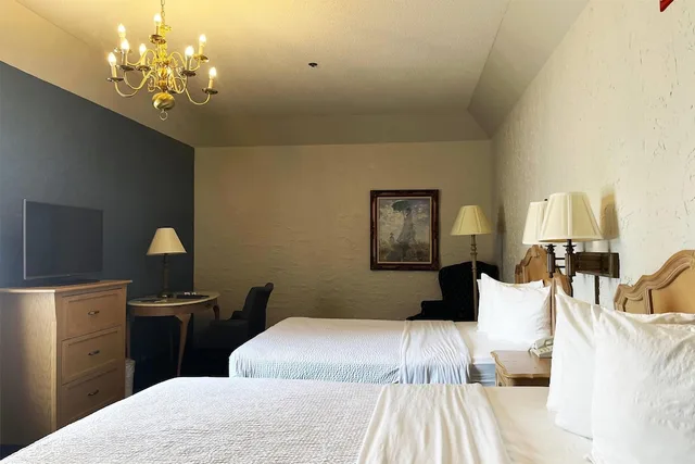 Room, 2 Queen Beds, The Chateau Hotel And Conference Center 2/8