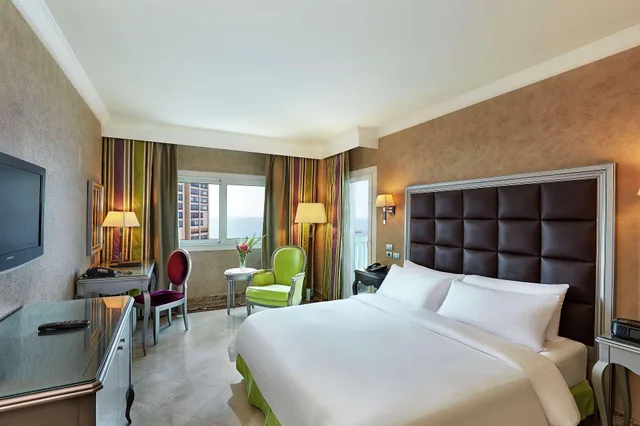 غرفة بسرير كينج بإطلالة جزئية على البحر، Hilton Alexandria Corniche 7/11
