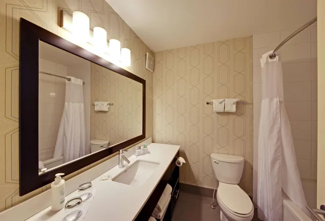 2 Bedrooms, Coast, Premium, Suite, 2 Queen Beds، Coast Kamloops Hotel And Conference Centre 8/9
