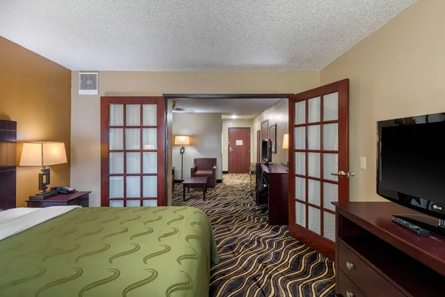 جناح بزنس بسرير كينج، Quality Suites Addison-Dallas 3/4