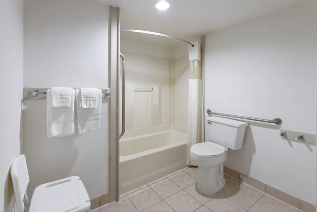 Standard, Single, 2 Double Beds, Accessible، Inn At Atlantic City Hotel & Banquet 2/2