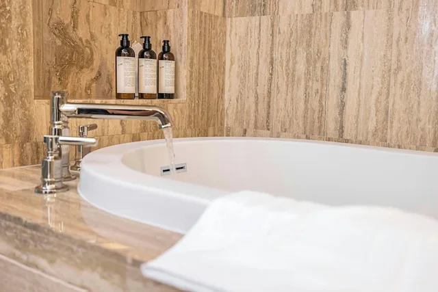 غرفة ديلوكس بسريرين كوين بإطلالة على المدينة بشرفة، The Seagate Hotel Spa 5/5