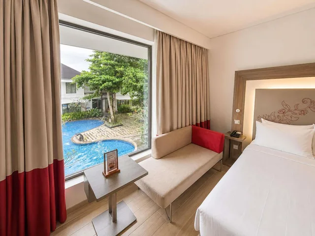 غرفة سوبيريور بسرير كينج بإطلالة على المسبح، Novotel Banjarmasin Airport 1/5