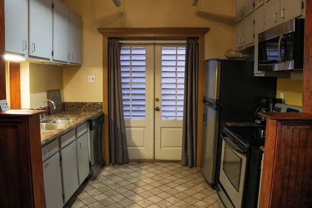 2 Bedrooms, Petite, 2 King Beds, Sofa، The Olivier House Hotel 6/6