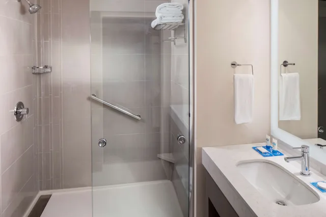 جناح بسريرين كوين بغرفة نوم واحدة مع أريكة، Hyatt House Charleston Mount Pleasant 2/2