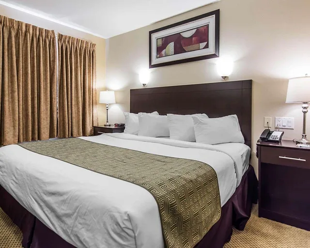 غرفة بسرير كينج لذوي الإعاقة، Quality Inn Moncton, NB 1/1