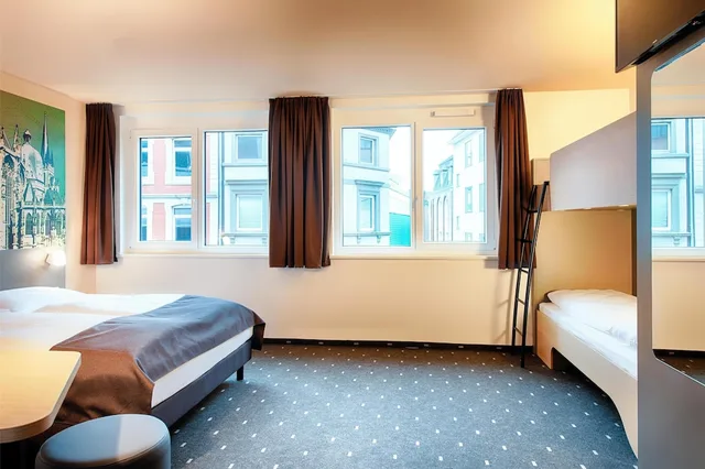 غرفة رباعية بسرير بطابقين وسرير كوين، B&B Hotel Aachen-City 2/7