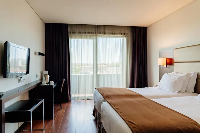 غرفة ثلاثية بشرفة، Axis Porto Business & Spa Hotel 2/10