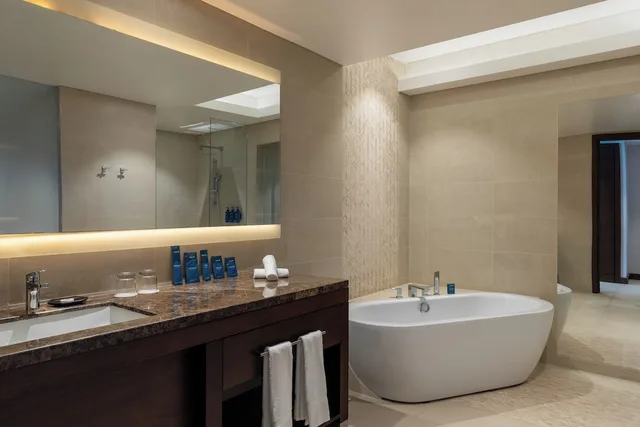 غرفة تنفيذية بإطلالة على البحر بشرفة، Radisson Blu Hotel, Conakry 5/8