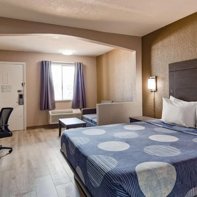 غرفة بسرير كينج مع أريكة للمدخنين، SureStay Hotel by Best Western Olathe 4/5