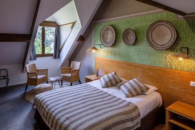 غرفة بسرير مزدوج بشرفة مع أريكة، Garrigae Manoir de Beauvoir 2/4
