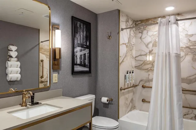جناح رئاسي بسرير كينج وسريرين كوين لذوي الإعاقة، The Yorktowne Hotel, Tapestry Collection by Hilton 3/6