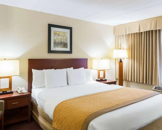 غرفة بسرير كينج، Clarion Hotel Somerset - New Brunswick, NJ 2/2