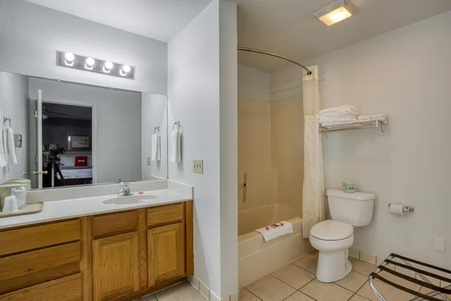 Premium, 2 Queen Beds, Smoking, Hotel Heber Springs Lakeside 1/2