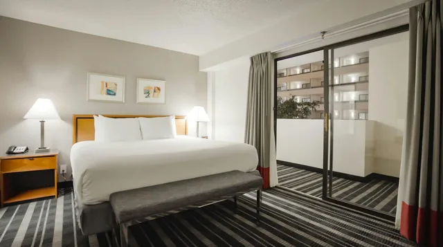 غرفة قياسية بسرير كينج، Atrium Hotel And Suites 1/2