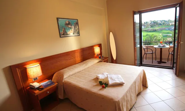 غرفة قياسية ثلاثية، La Bussola Hotel 1/8