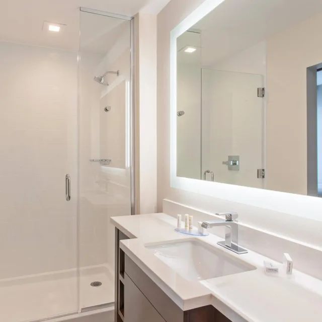 جناح بسرير كينج مع سرير سحّاب إضافي مع أريكة لذوي الإعاقة، Springhill Suites Huntington Beach Orange County 3/4