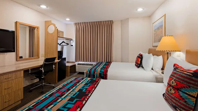 غرفة بسريرين كوين، Inn at Santa Fe, SureStay Collection by Best Western 2/4