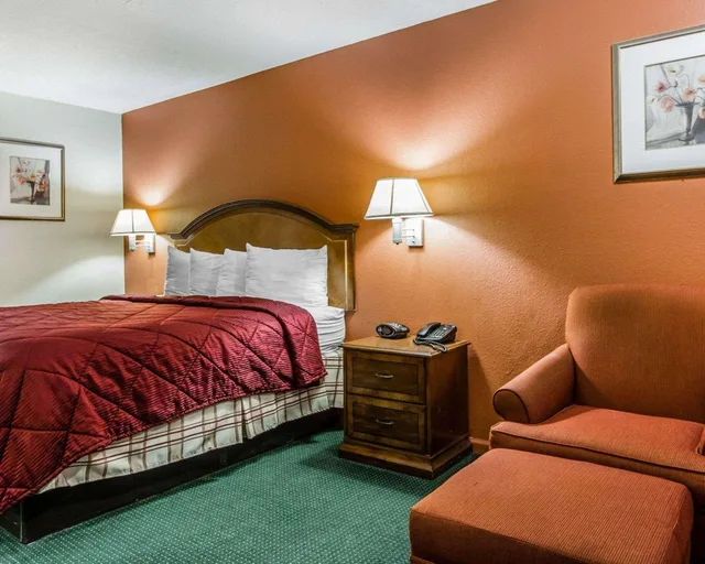 Upgrade, King Bed، Econo Lodge Inn & Suites Enterprise, AL 1/1