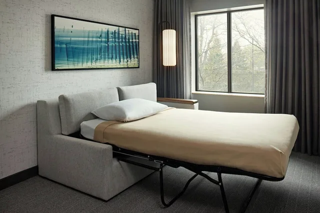 جناح بسرير كينج مع أريكة، Courtyard by Marriott Hamilton 1/4