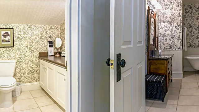 غرفة بسرير كينج بشرفة مع أريكة، Mccall House Bed And Breakfast 2/5