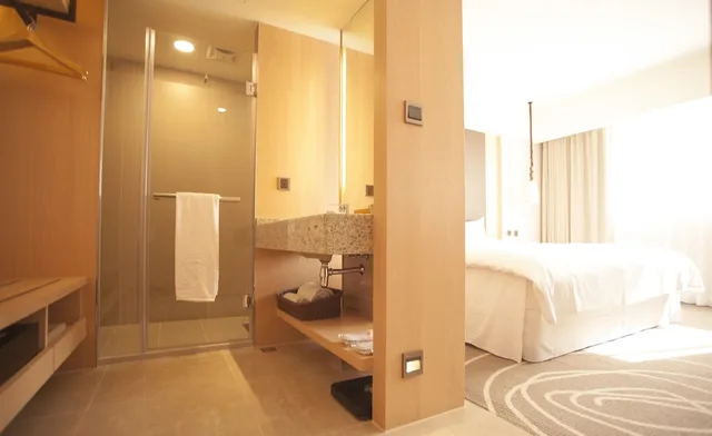 غرفة قياسية بسرير كينج، Inn By The Village 4/4